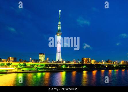 TOKYO, GIAPPONE - 9 LUGLIO 2018: Vista di ThesSkyline di notte, cielo blu nuvoloso sopra l'area urbana di Sumida, Tokyo, Giappone con grattacieli e Sky Tree t Foto Stock