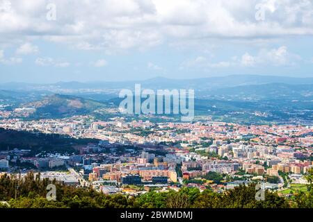 Braga, Portogallo. Vista aerea della grande città di Braga, Portogallo durante la giornata nuvolosa e soleggiata in estate. Foto Stock