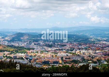 Braga, Portogallo. Vista aerea della grande città di Braga, Portogallo durante la giornata nuvolosa e soleggiata in estate. Foto Stock