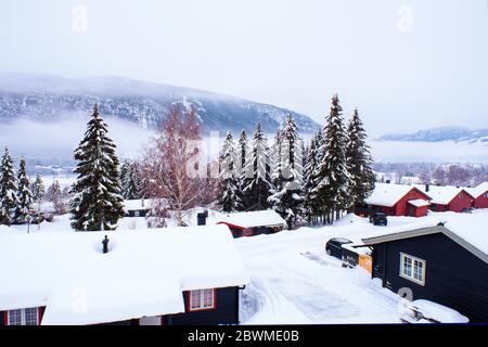 Hafjell, Norvegia. Vista aerea della stazione sciistica di Hafjell in Norvegia al mattino in inverno. Case con montagne sullo sfondo Foto Stock