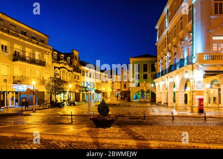 Aveiro, Portogallo. Vista del centro della città di notte con edifici illuminati e cielo blu scuro ad Aveiro, Portogallo Foto Stock