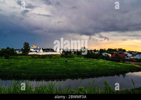 Suzdal, Russia. Vista aerea di intercessione (Pokrovsky) Monastero a Suzdal, Russia durante una sera Nuvoloso. Golden tour viaggio in Russia Foto Stock