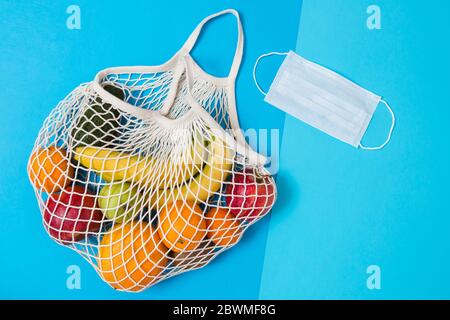 Borsa in tessuto con frutta colorata. Servizio di consegna. Shopping con borsa in tessuto. Concetto di zero sprechi. Foto Stock