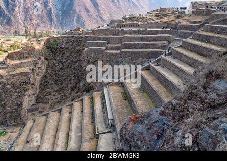 Terrazze inca di Pumatallis al sito sacro Ollantaytambo, Perù. Durante l'Impero Inca, Ollantaytambo era la proprietà reale dell'imperatore Pachacuti Foto Stock