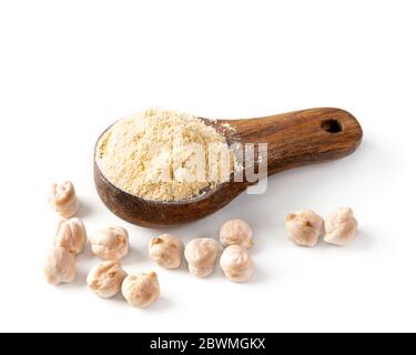 Farina di ceci in un cucchiaio di legno isolato su fondo bianco Foto Stock