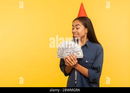 Ritratto di una donna ricca di successo che guarda le banconote in dollari con espressione entusiasta e entusiasta, godendo di grandi soldi, bonus di lavoro, premio finanziario. indo Foto Stock