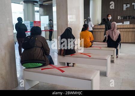 Makassar, Sulawesi del Sud, Indonesia. 2 Giugno 2020. I servizi presso l'ufficio del municipio di Makassar sono stati aperti e implementati protocolli sanitari nel nuovo periodo normale. Alcuni visitatori hanno mantenuto la loro distanza e utilizzato maschere per prevenire la diffusione del virus Covid-19 Credit: Herwin Bahar/ZUMA Wire/Alamy Live News Foto Stock