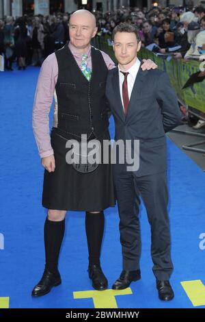 Irvine Welsh e James McAvoy partecipano alla prima di Londra di Filth, Odeon West End, Londra. 30 settembre 2013 © Paul Treadway Foto Stock