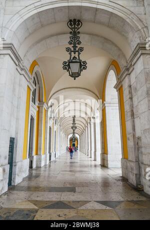 LISBONA, PORTOGALLO - 3 LUGLIO 2019: Vista dal basso astratta dell'arco interno. Particolare dell'arco trionfale di via Augusta (Arco do Triunfo) nella città di Foto Stock