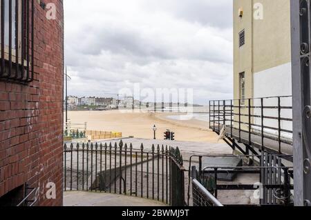 Vista verso la spiaggia di Margate Main Sands, da due edifici sul mare, in una giornata di lavoro, a Margate, Kent, Inghilterra Foto Stock