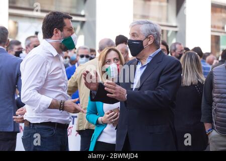 Roma, Italia. 02 giugno 2020. Matteo Salvini, leader della Lega Nord, insieme a Giorgia Meloni, leader di Fratelli d'Italia e Antonio Tajani, vice presidente di forza Italia, in Via del corso a Roma (Foto di Matteo Nardone/Pacific Press) Credit: Pacific Press Agency/Alamy Live News Foto Stock