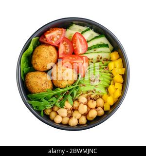 Ciotola di buddha vegetariana con cetriolo, avocado, falafel, pomodoro e ceci isolati su sfondo bianco, vista dall'alto Foto Stock