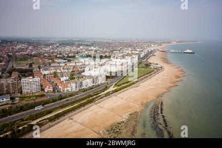 Eastbourne, East Sussex, Inghilterra. Vista aerea della costa meridionale, la spiaggia e la costa della città inglese con il suo caratteristico molo, la Wish Tower e il lungomare. Foto Stock