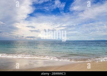 Spiaggia tropicale di Bali vicino Chandidasa, knowen come spiaggia di sabbia bianca Foto Stock