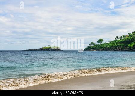 Spiaggia tropicale di Bali vicino Chandidasa, knowen come spiaggia di sabbia bianca Foto Stock