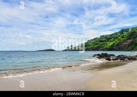 Spiaggia tropicale di Bali vicino Chandidasa, knowen come spiaggia di sabbia bianca Foto Stock