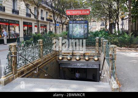 Parigi, Francia - Luglio 13 2019: Intrattenimento della stazione metropolitana a Parigi. Foto Stock