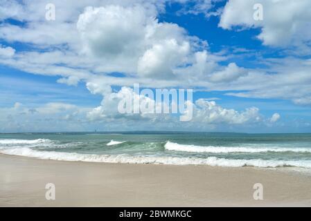 Petitenget Beach a Seminyak in giornata di sole, popolare Sunset Beach a Bali, Indonesia Foto Stock