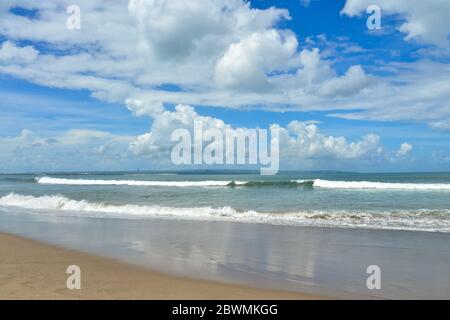 Petitenget Beach a Seminyak in giornata di sole, popolare Sunset Beach a Bali, Indonesia Foto Stock