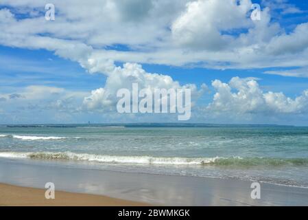 Petitenget Beach a Seminyak in giornata di sole, popolare Sunset Beach a Bali, Indonesia Foto Stock