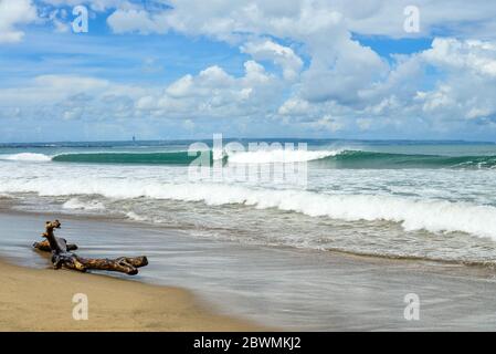 Petitenget Beach a Seminyak in giornata di sole, popolare Sunset Beach a Bali, Indonesia Foto Stock