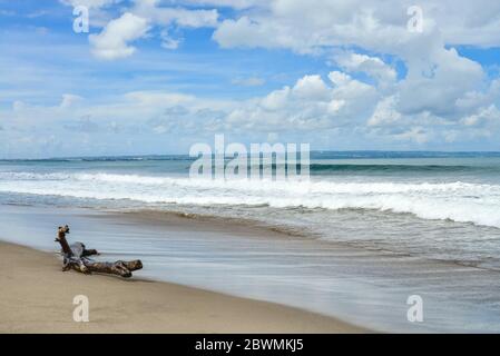 Petitenget Beach a Seminyak in giornata di sole, popolare Sunset Beach a Bali, Indonesia Foto Stock