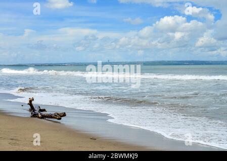 Petitenget Beach a Seminyak in giornata di sole, popolare Sunset Beach a Bali, Indonesia Foto Stock