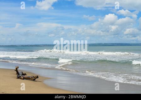 Petitenget Beach a Seminyak in giornata di sole, popolare Sunset Beach a Bali, Indonesia Foto Stock