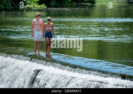La gente continua a radunare a Warleigh Weir sul fiume Avon vicino a Bath nel Somerset nonostante il punto di bellezza sia attualmente chiuso al pubblico. Foto Stock