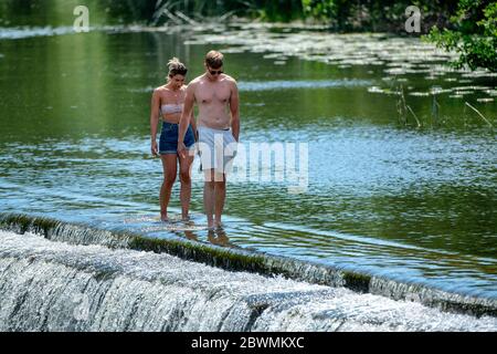 La gente continua a radunare a Warleigh Weir sul fiume Avon vicino a Bath nel Somerset nonostante il punto di bellezza sia attualmente chiuso al pubblico. Foto Stock
