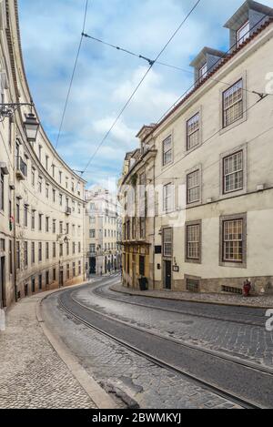 LISBONA, PORTOGALLO - 4 LUGLIO 2019: Strette strade acciottolate del quartiere di Chiado a Lisbona, Portogallo Foto Stock