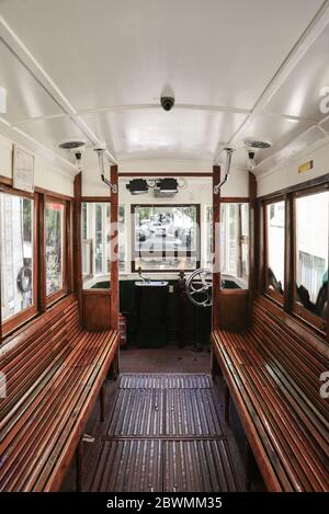 LISBONA, PORTOGALLO - 4 LUGLIO 2019: Interno della carrozza tranviaria della funicolare di Lavra (Ascensor do Lavra) nel centro di Lisbona, Portogallo Foto Stock