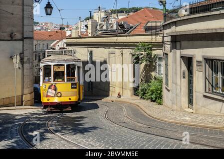 LISBONA, PORTOGALLO - 4 LUGLIO 2019: Famoso tram 28 pieno di turisti nel centro della città di Lisbona - una delle principali attrazioni turistiche di Lisbona, Portuga Foto Stock