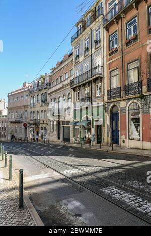 LISBONA, PORTOGALLO - 4 LUGLIO 2019: Strette strade acciottolate del quartiere di Chiado a Lisbona, Portogallo Foto Stock