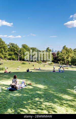 Persone che prendono il sole a Waterlow Park durante il blocco pandemico del coronavirus, non tutti osservando i consigli sociali e fisici di distanza, Londra del Nord, Regno Unito Foto Stock