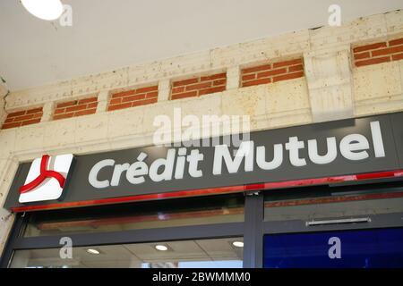 Bordeaux , Aquitaine / Francia - 05 05 2020 : simbolo di credito mutuel sulla facciata dell'agenzia bancaria in strada Foto Stock