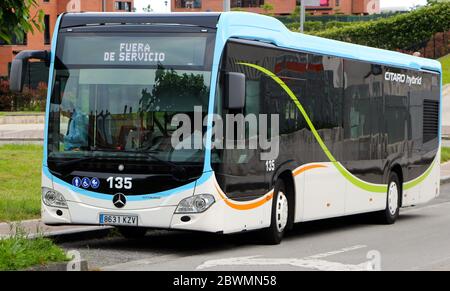 Autobus locale non in servizio parcheggiato con autista di riposo Santander Spagna Foto Stock