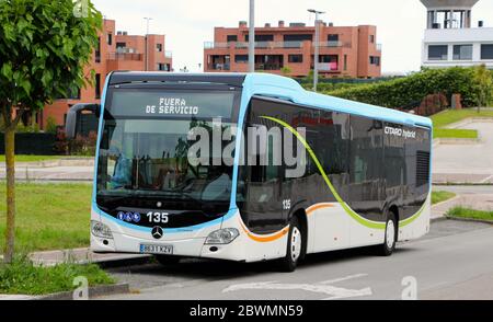 Autobus locale non in servizio parcheggiato con autista di riposo Santander Spagna Foto Stock