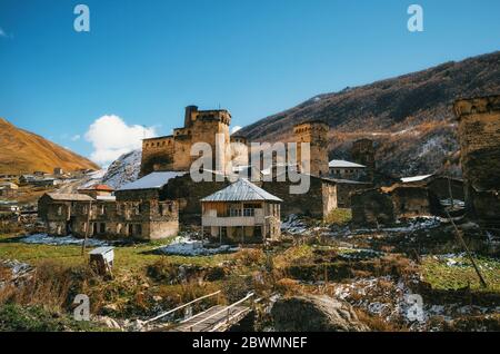 Svan Towers e case in pietra nel villaggio di Chazhashi nel comune di Ushguli in autunno. Caucaso, Svaneti superiore, Georgia. Sito patrimonio dell'umanità dell'UNESCO. Georgiano Foto Stock