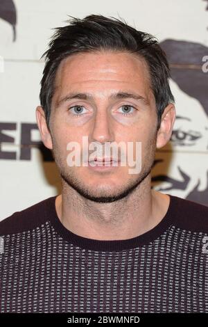 Frank Lampard firma copie del suo nuovo libro per bambini Frankie Vs the Cowboy Crew a Giraffe Marylebone a Londra. 31 ottobre 2013 © Paul Treadway Foto Stock