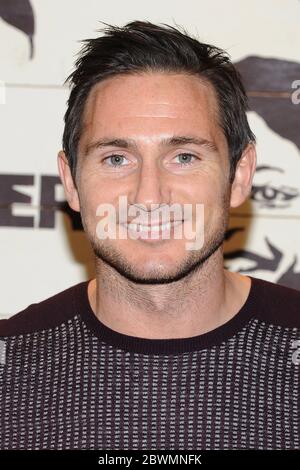 Frank Lampard firma copie del suo nuovo libro per bambini Frankie Vs the Cowboy Crew a Giraffe Marylebone a Londra. 31 ottobre 2013 © Paul Treadway Foto Stock