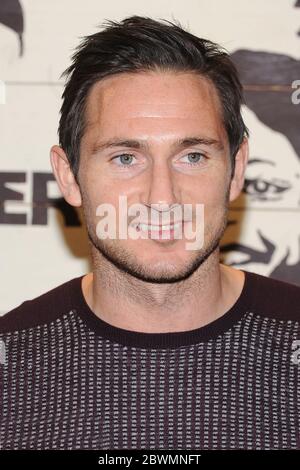 Frank Lampard firma copie del suo nuovo libro per bambini Frankie Vs the Cowboy Crew a Giraffe Marylebone a Londra. 31 ottobre 2013 © Paul Treadway Foto Stock