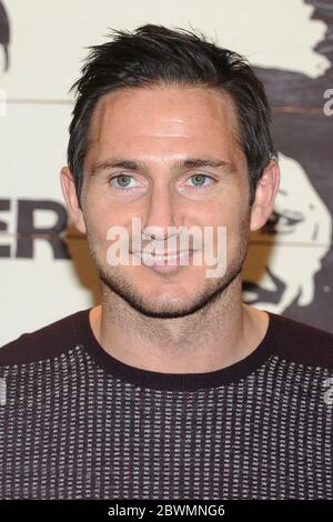 Frank Lampard firma copie del suo nuovo libro per bambini Frankie Vs the Cowboy Crew a Giraffe Marylebone a Londra. 31 ottobre 2013 © Paul Treadway Foto Stock