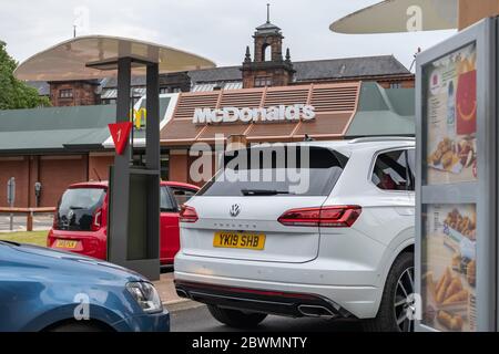 Glasgow, Scozia, Regno Unito. 2 Giugno 2020. Le automobili che si accodano al ramo Pollokshaws del drive-thru di McDonald's mentre apre oggi dopo il rilassamento delle restictions delle regole di blocco del coronavirus. Credit: Notizie dal vivo SKULLY/Alamy Foto Stock