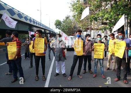 Kolkata, India. 02 giugno 2020. La Federazione degli studenti dell'India (SFI) e la Federazione Democratica della Gioventù dell'India (DYFI) si sono Uniti per esprimere solidarietà con il popolo americano dopo che le autorità hanno allentato le restrizioni imposte come misura preventiva contro la diffusione della COVID-19 a Kolkata (Foto di Dipa Chakraborty/Pacific Press) credito: Pacific Press Agency/Alamy Live News Foto Stock