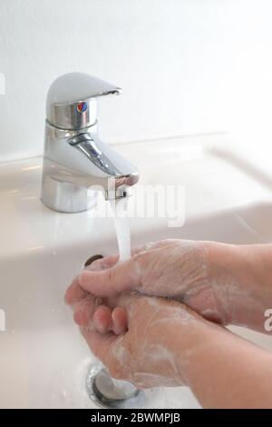 Lavaggio delle mani con acqua e sapone, importante prevenzione delle infezioni contro malattie contagiose come il coronavirus, spazio di copia, fuoco selezionato, nar Foto Stock