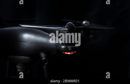 parte del motore e dell'elica di un drone nero Foto Stock