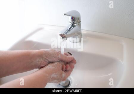Concetto di igiene, lavaggio delle mani con acqua e sapone, importante prevenzione delle infezioni contro le malattie contagiose come il coronavirus, spazio di copia, se Foto Stock