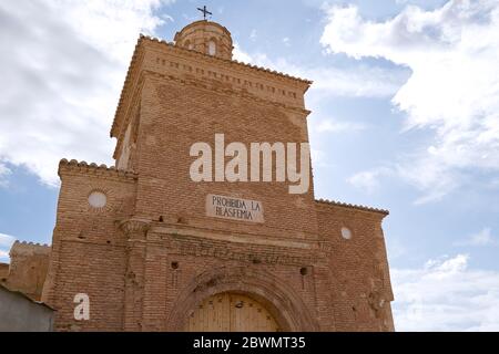 L'ingresso della città abbandonata di Belchite. Il testo dice 'la blasfemia è vietata? Saragozza, Spagna Foto Stock