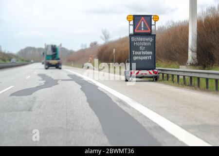 Cartello stradale con testo Schleswig-Holstein für Touristen gesperrt, che significa chiuso per i turisti, di conseguenza limitazione temporanea della mobilità in Germania Foto Stock